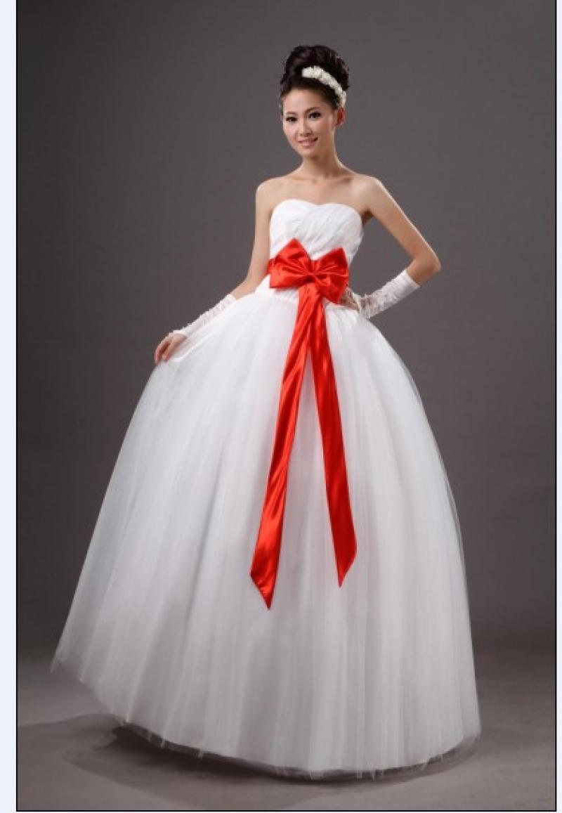 Свадебное платье с красным бантом